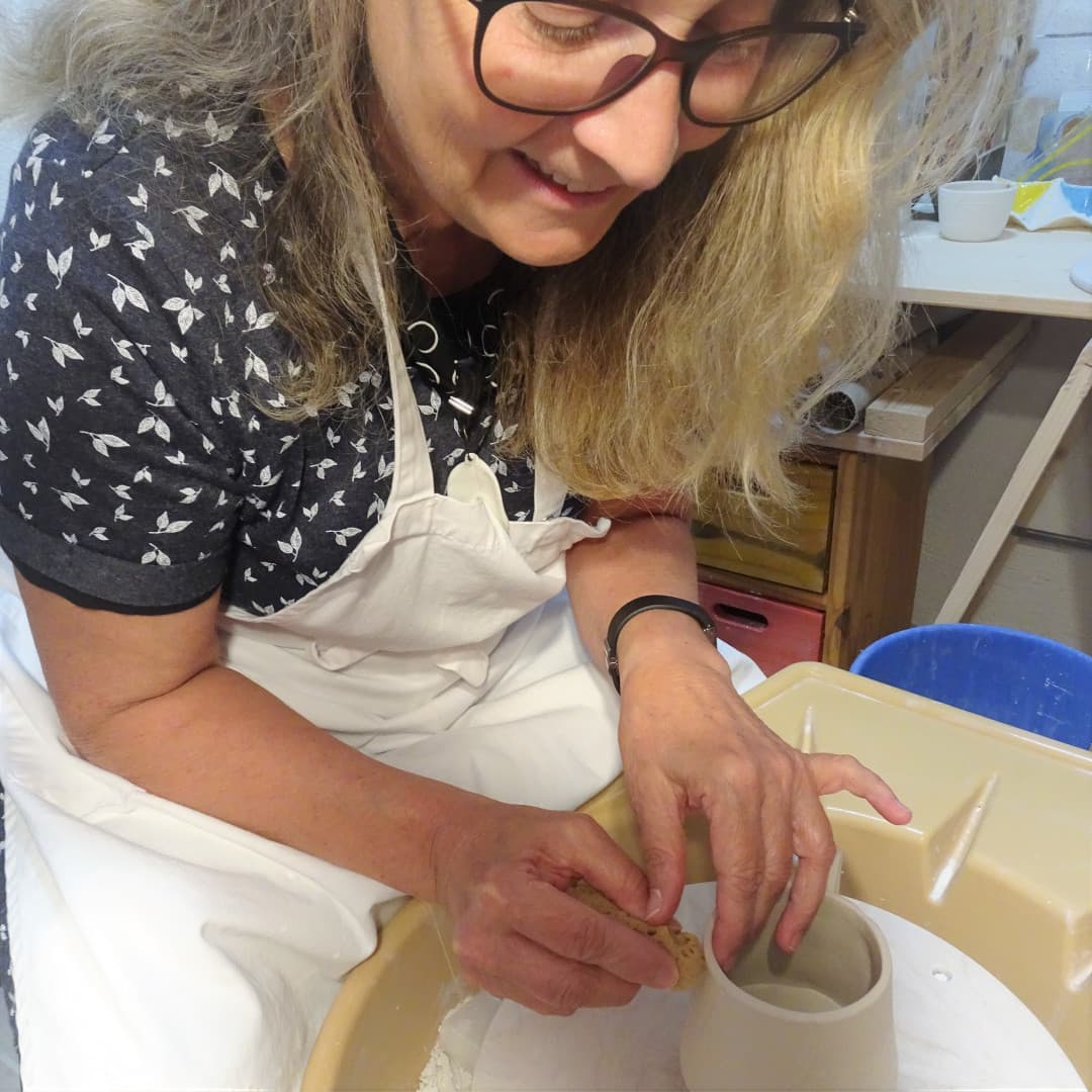 Ein Bild von mir beim Töpfern an der Scheibe.