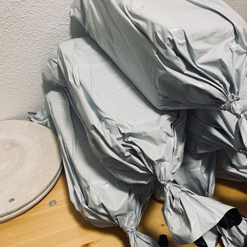 Roher Ton in Säcken.