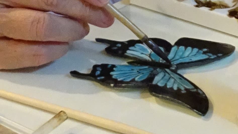 Ein Bild von mir beim Bemalen eines Schmetterlings.