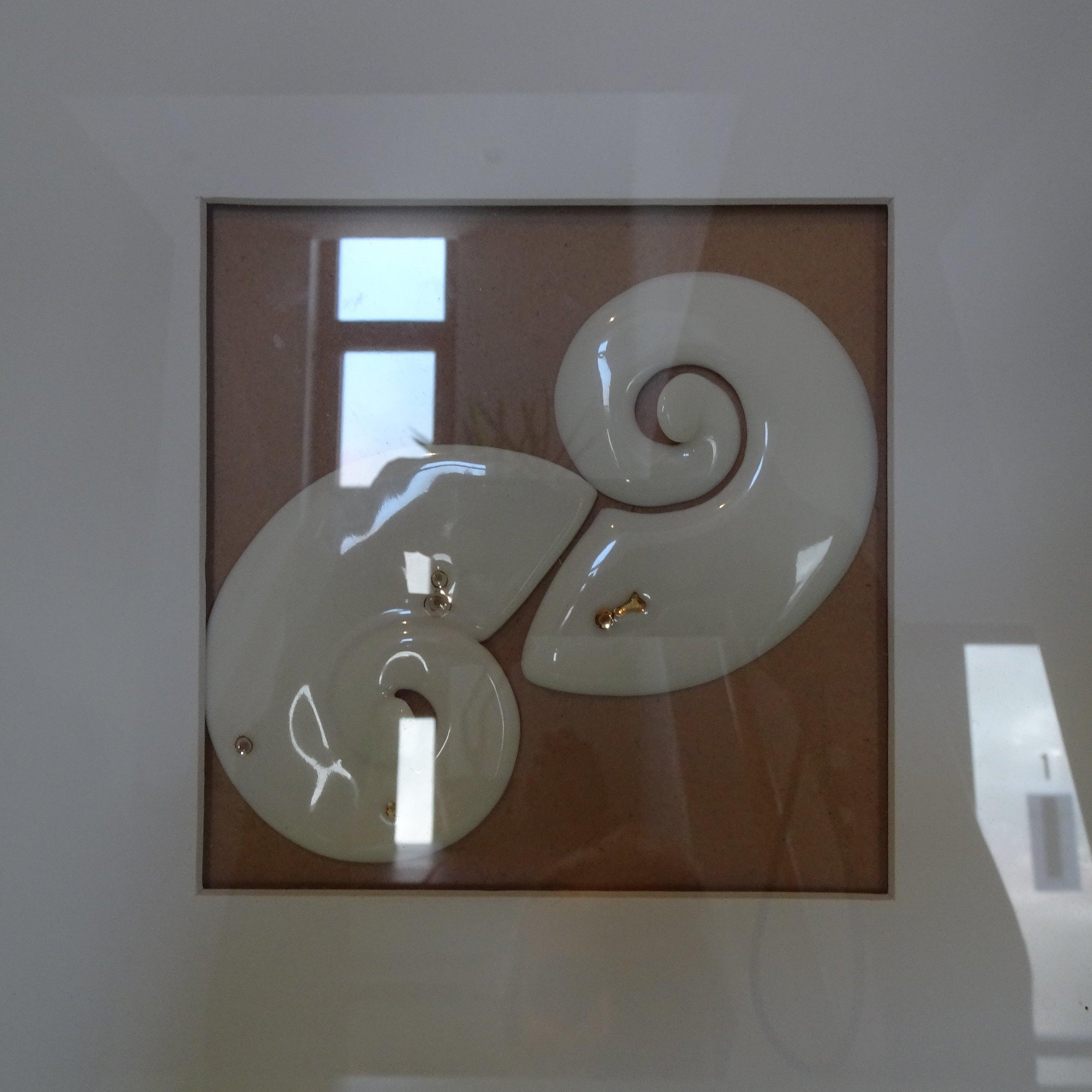 Nautilus hinter Glas. Aus der Serie: Muscheln und Schnecken aus wertvollem Porzellan.
