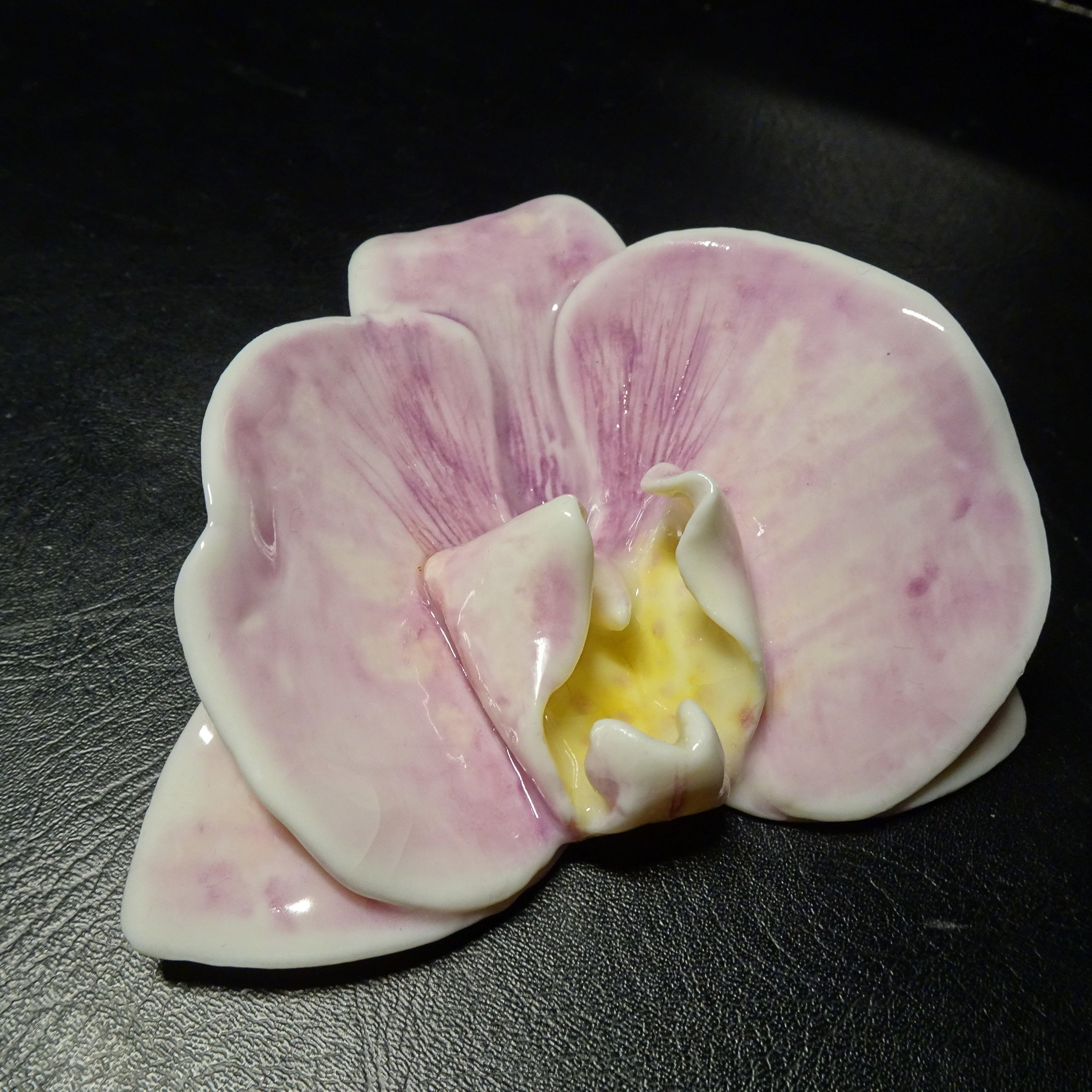 Dekoration: Orchideen aus Porzellan. Von Hand modelliert, bemalt und glasiert.