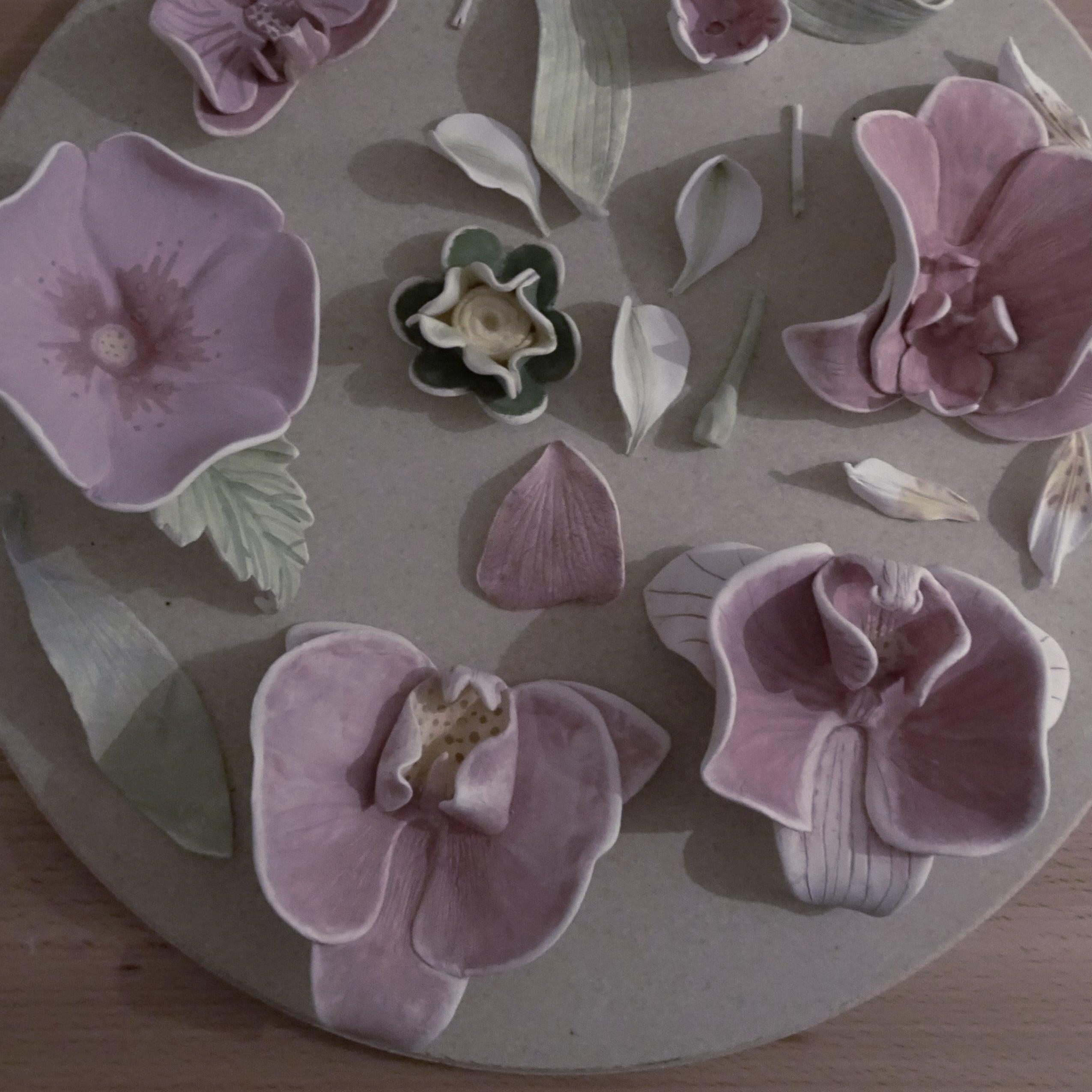 Aus der Porzellan Serie: Blüten und Blätter mit der Hand modelliert.
